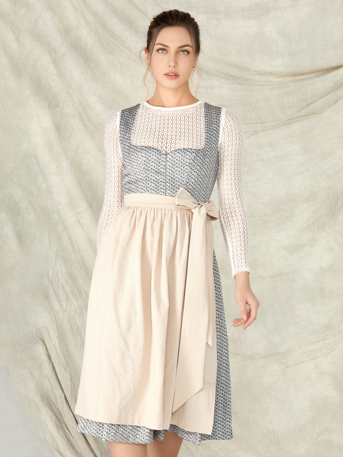 Dunkelblaues Dirndl mit modernem Schnitt