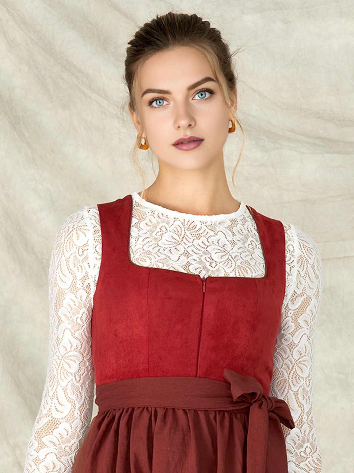 Moderne Dirndl-Kleider von Ehreer
