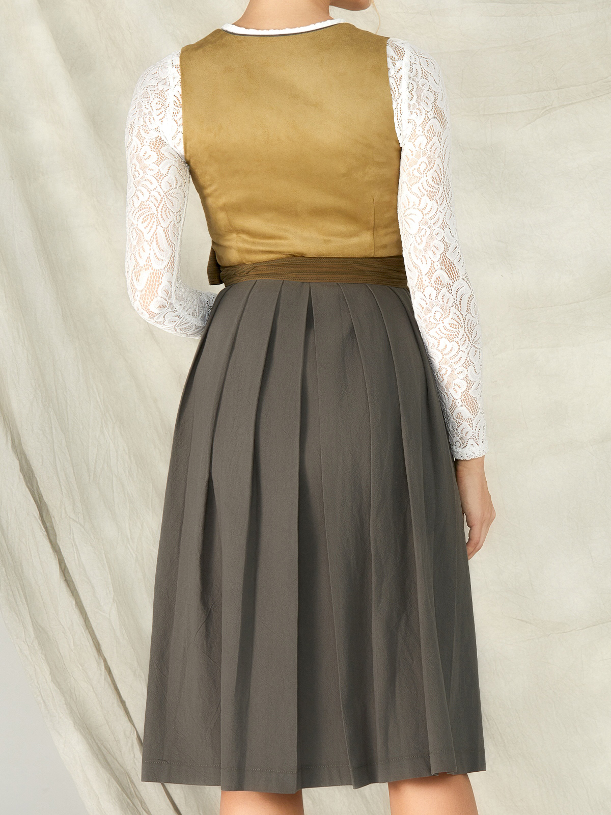 Stylisches rotes Dirndl mit modernen Accessoires