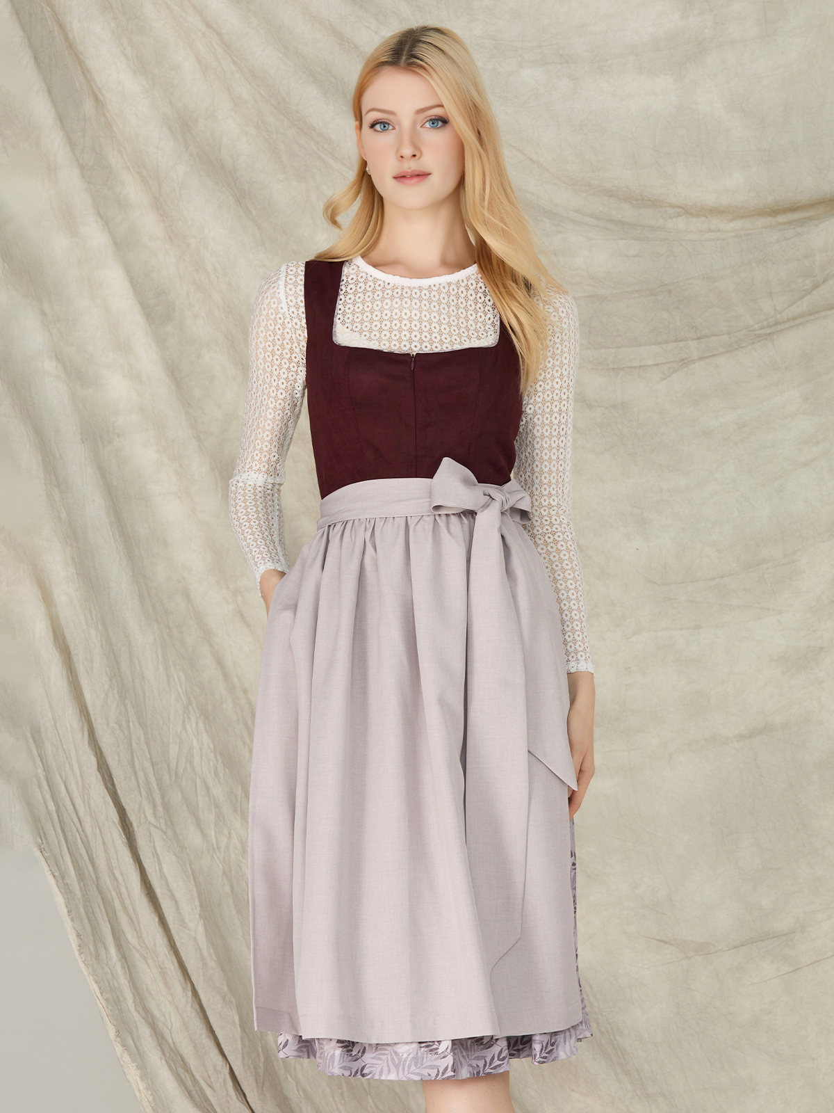 Dirndl in Lila mit traditioneller Schürze