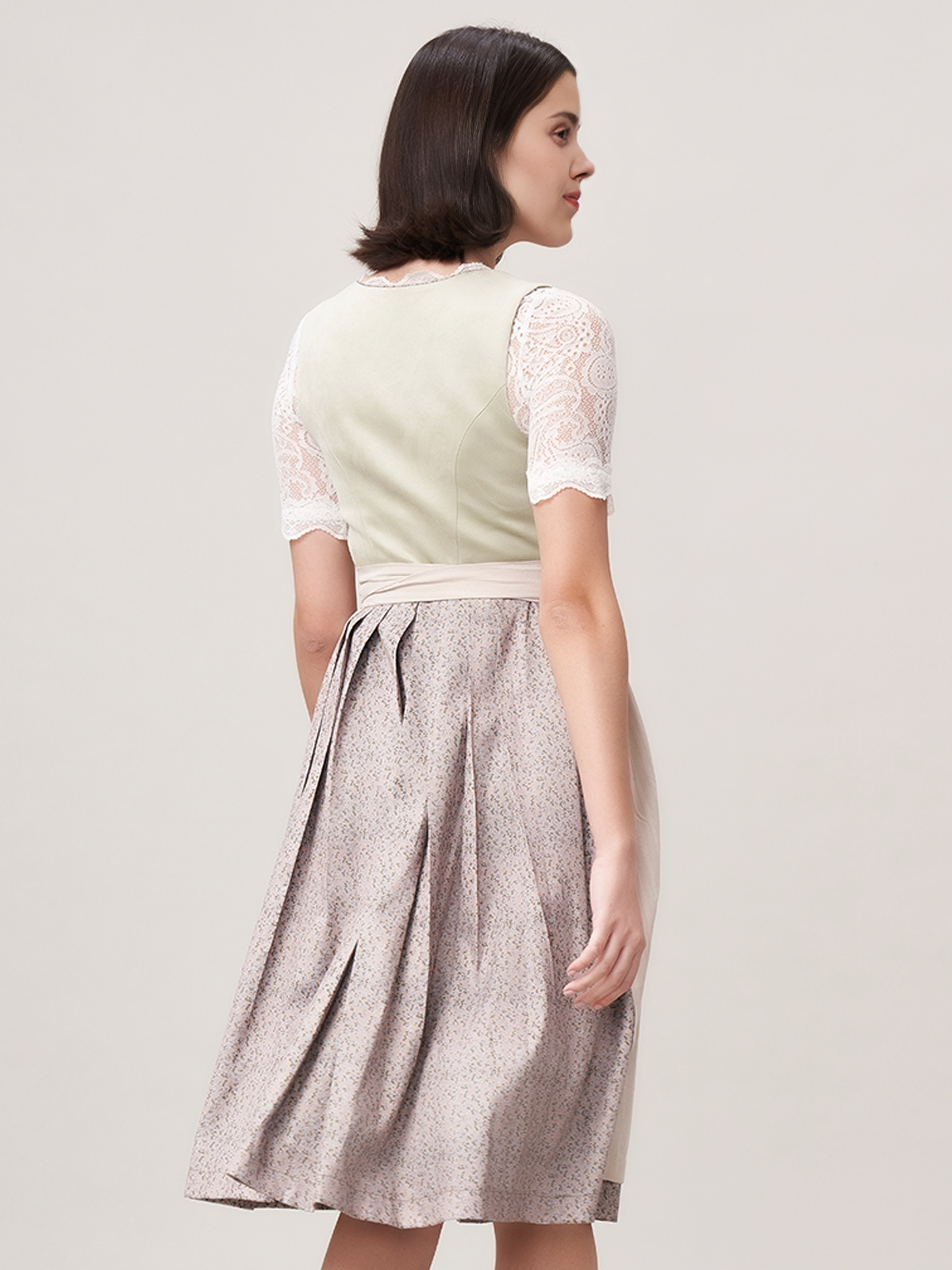 Dirndl in Grün mit langer Bluse