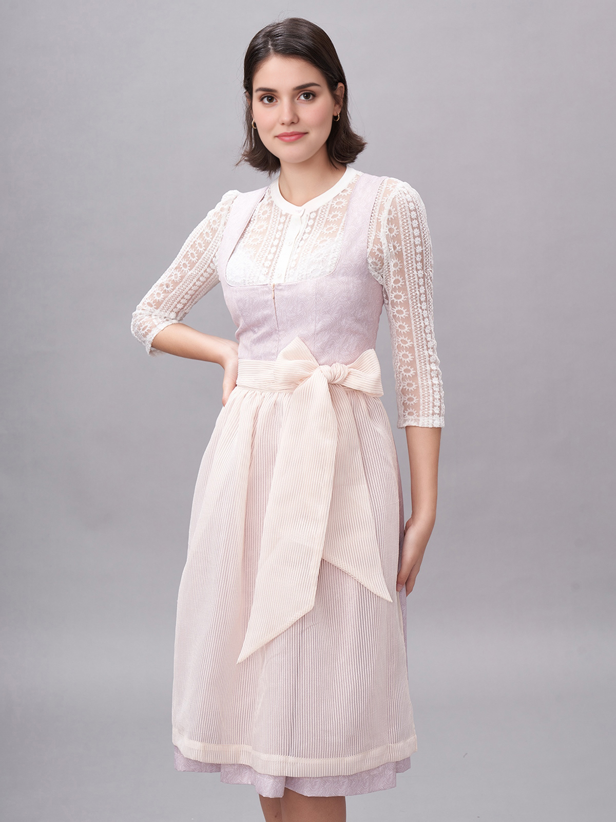 Modernes Dirndl in Rosa