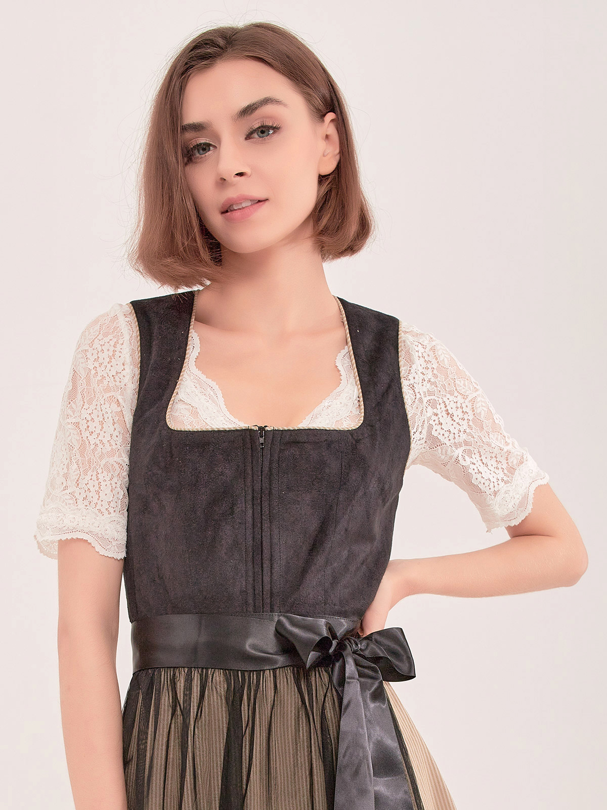 Pinkes Dirndl mit eleganter Schürze