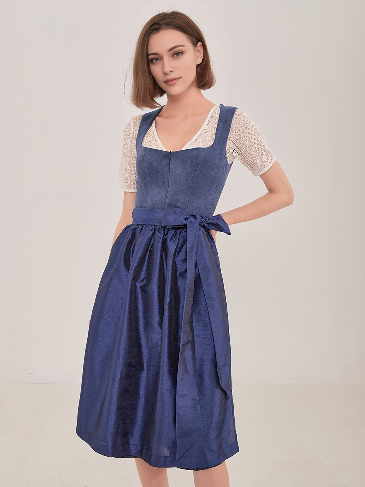 Modernes blaues Dirndl mit floralen Akzenten