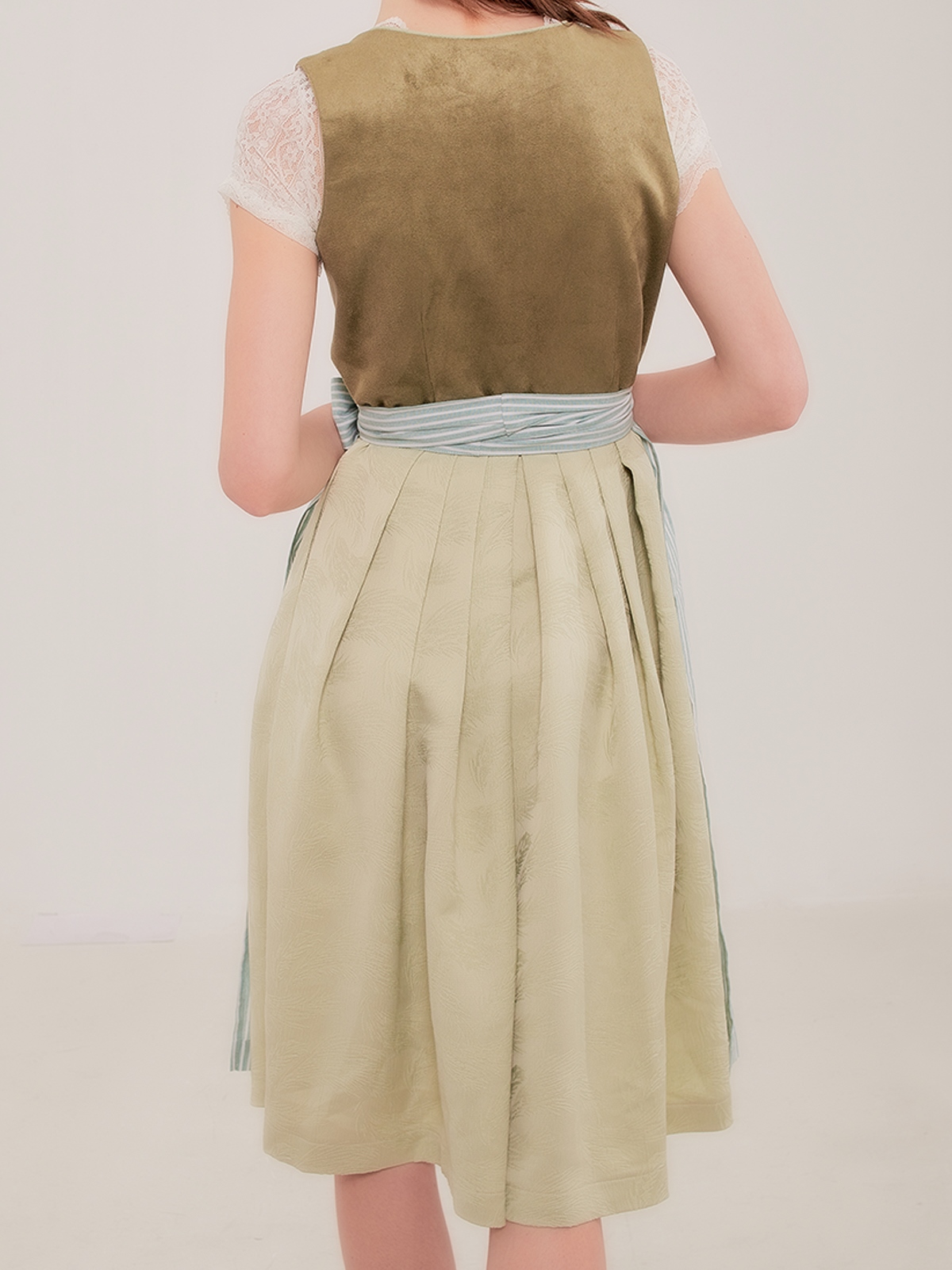 Elegantes grünes Dirndl mit langarm Bluse