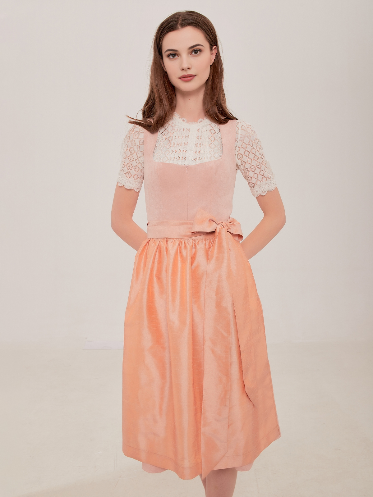 Dirndl hochgeschlossen blau in eleganter Ausführung
