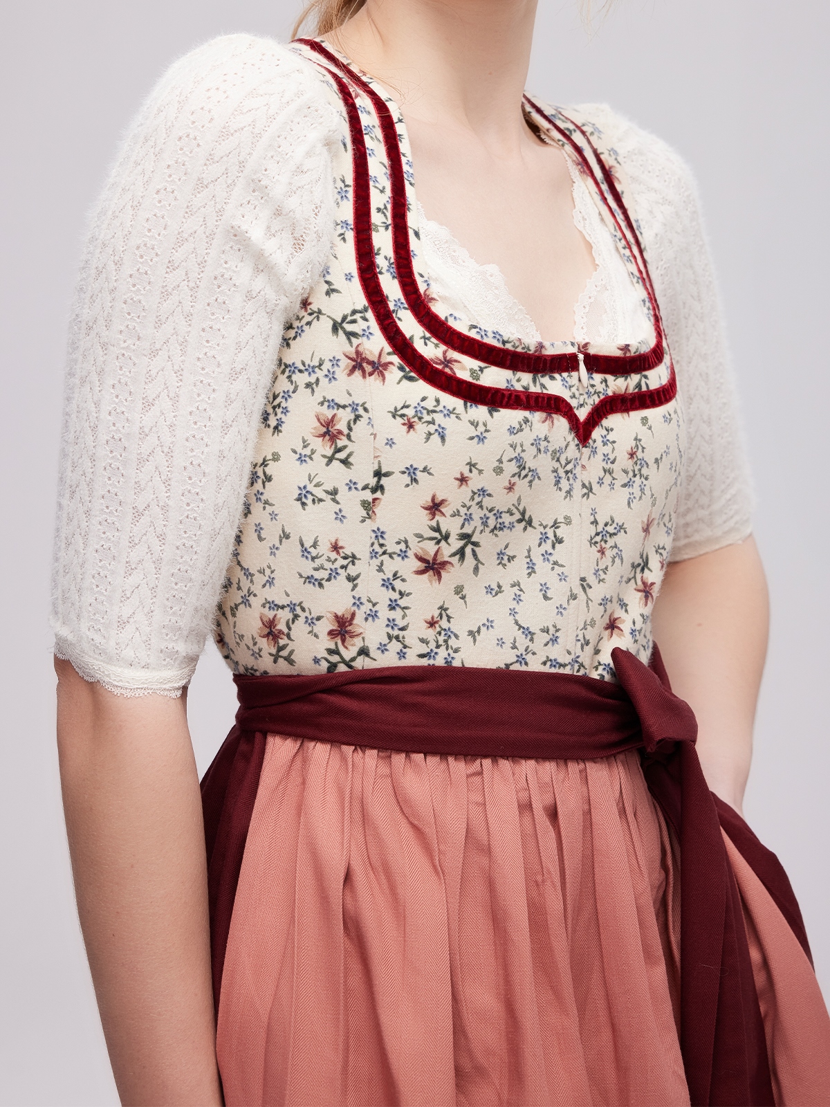 Dirndl in Rot und Blau – perfekt für festliche Anlässe