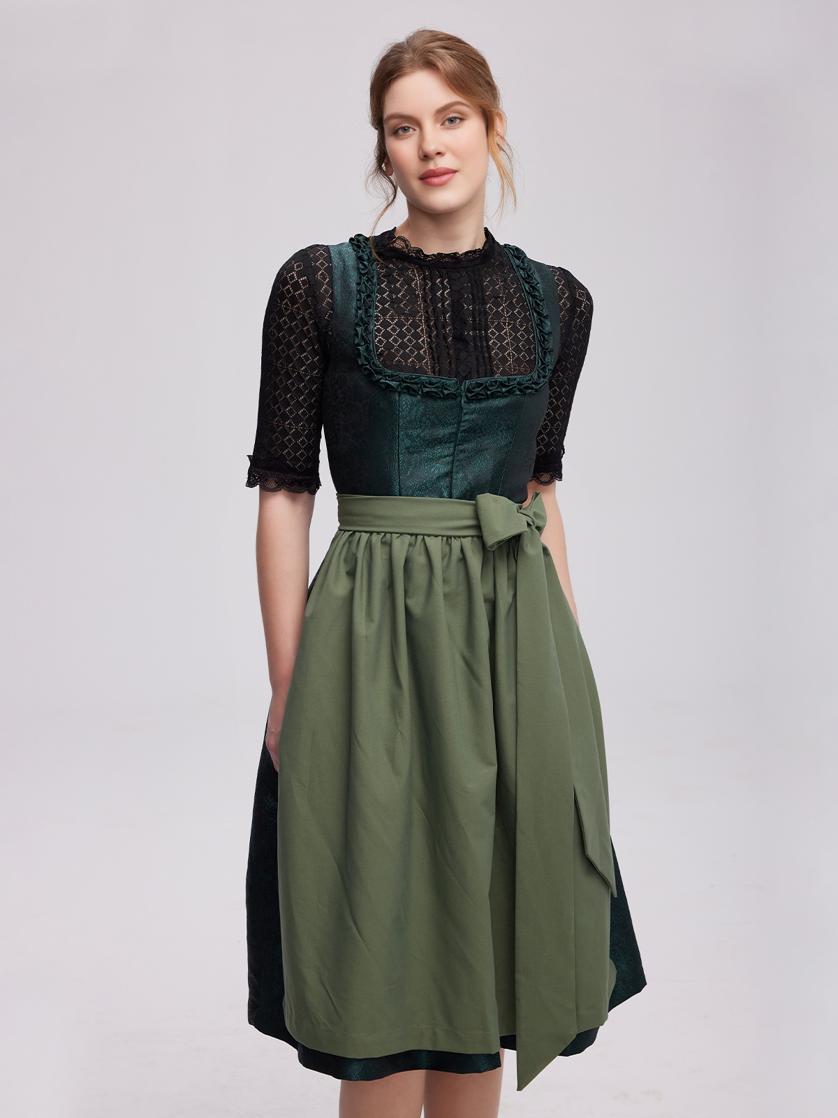 Ein elegantes grünes Dirndl mit floralen Details