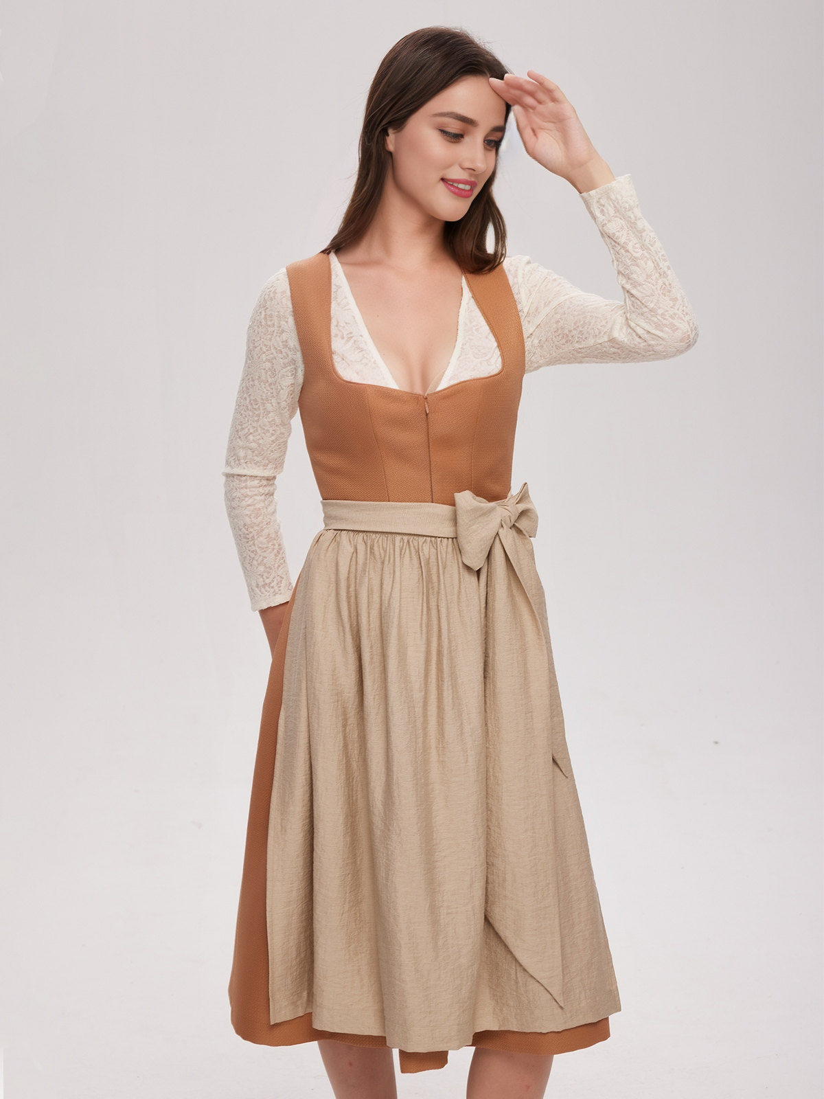 Modernes Dirndl in Orange – perfekt für den Stadtlook
