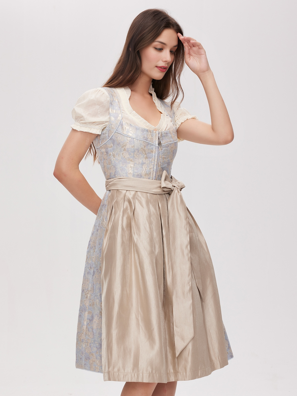 Dirndl Dunkelgrün in sommerlicher Atmosphäre