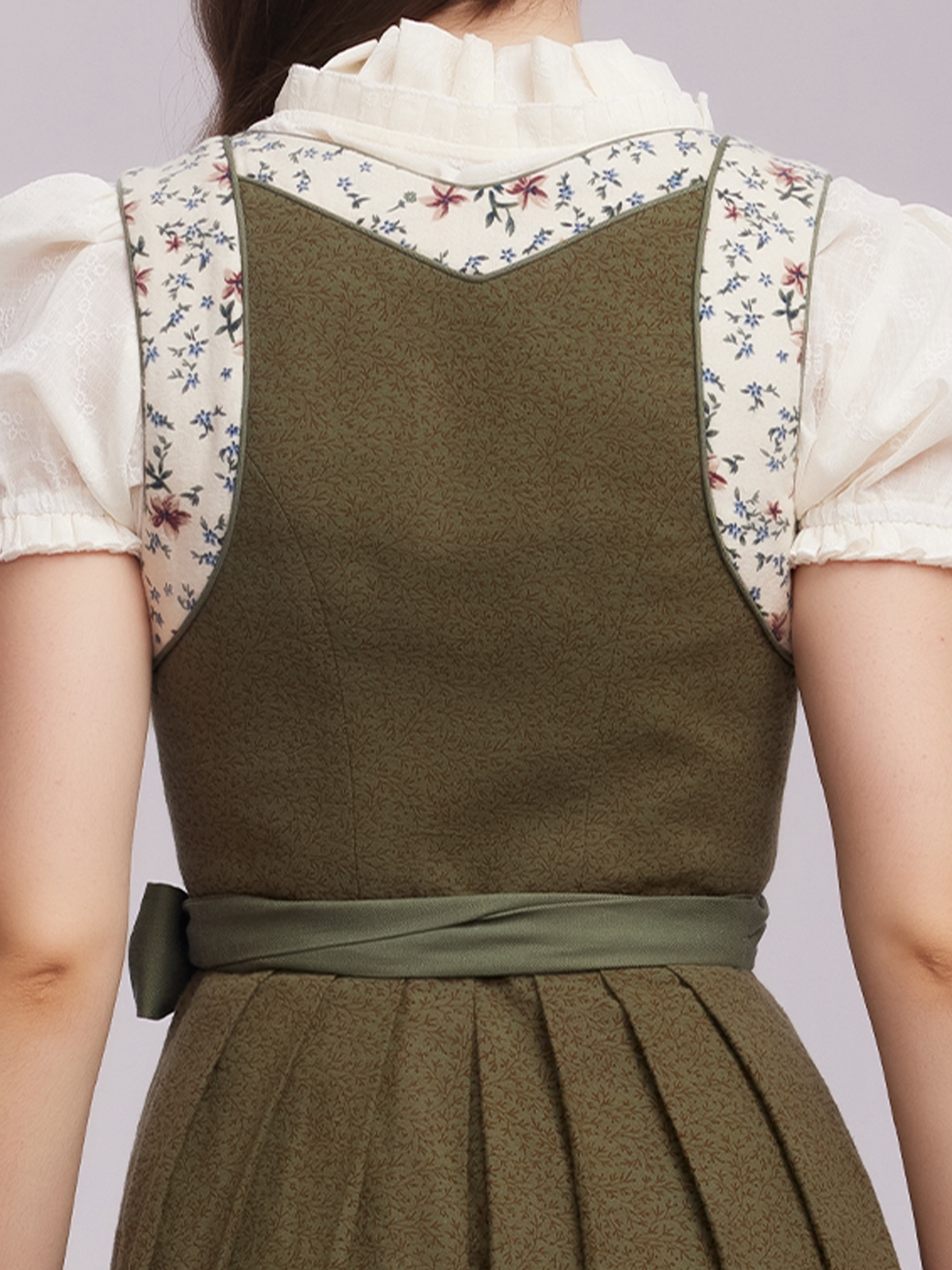 Oranges Dirndl mit traditioneller Schürze