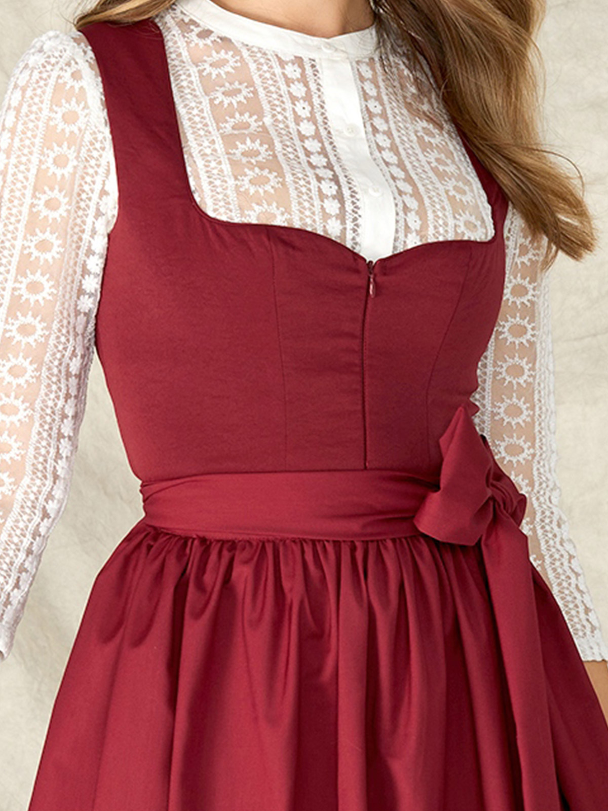 Dirndl mit Kragen in Rot
