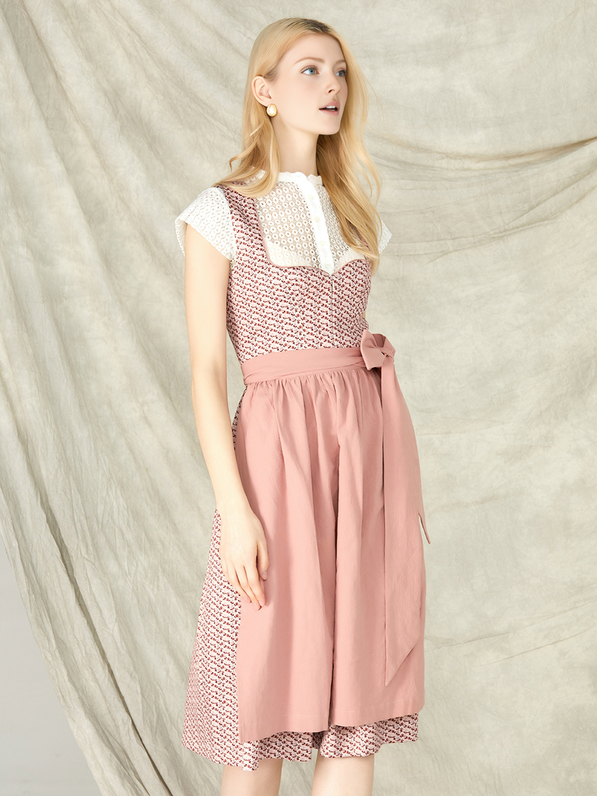 Dirndlbluse in Rosa mit schwarzer Langarmbluse