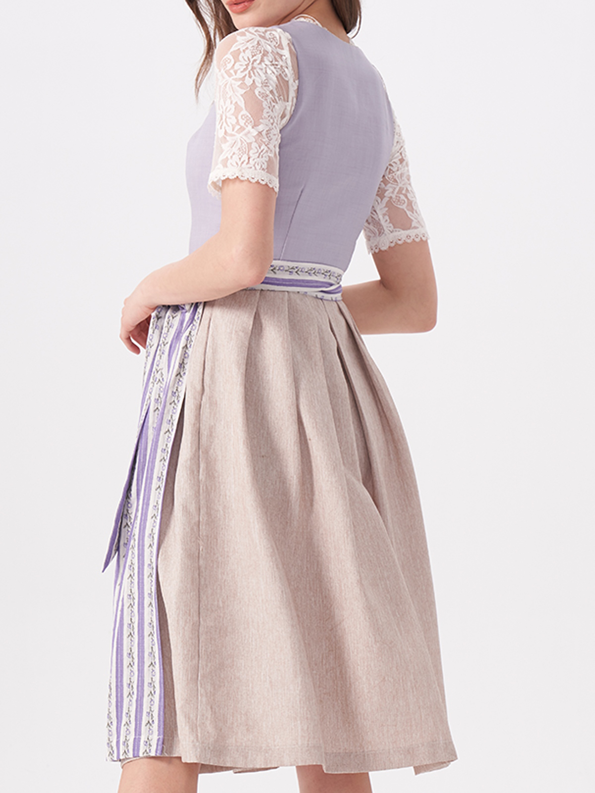 Dirndl in Lila – feminin und stilvoll