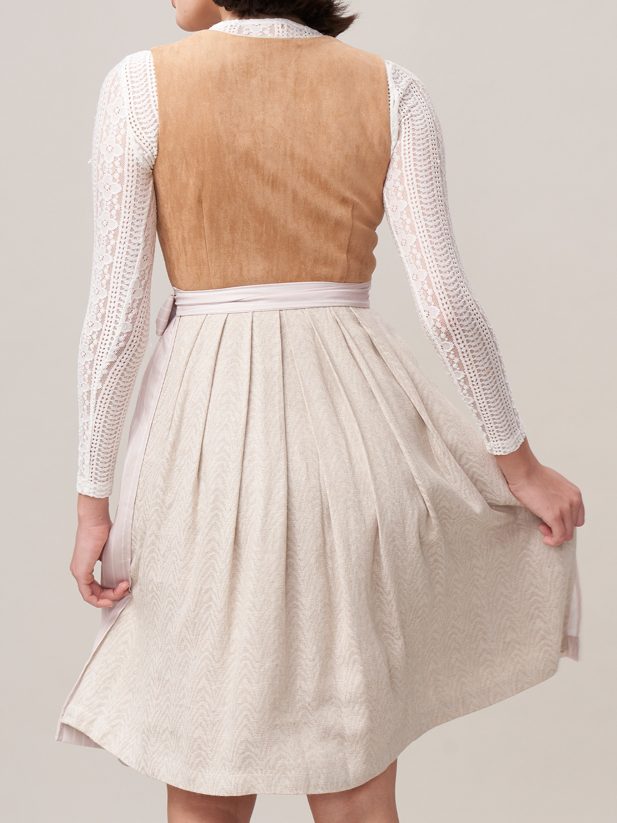 Modernes Dirndl in burgunderrot mit figurbetonter Silhouette