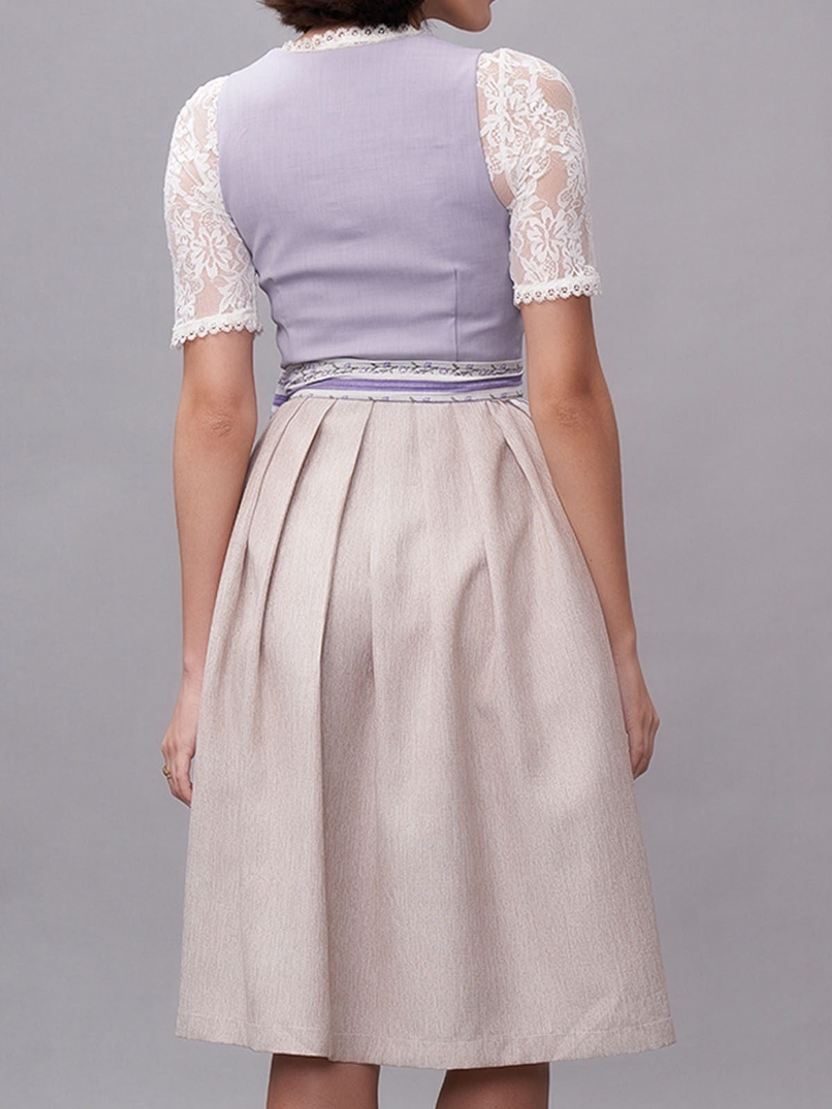 Dunkelgrünes Dirndl mit floralen Akzenten