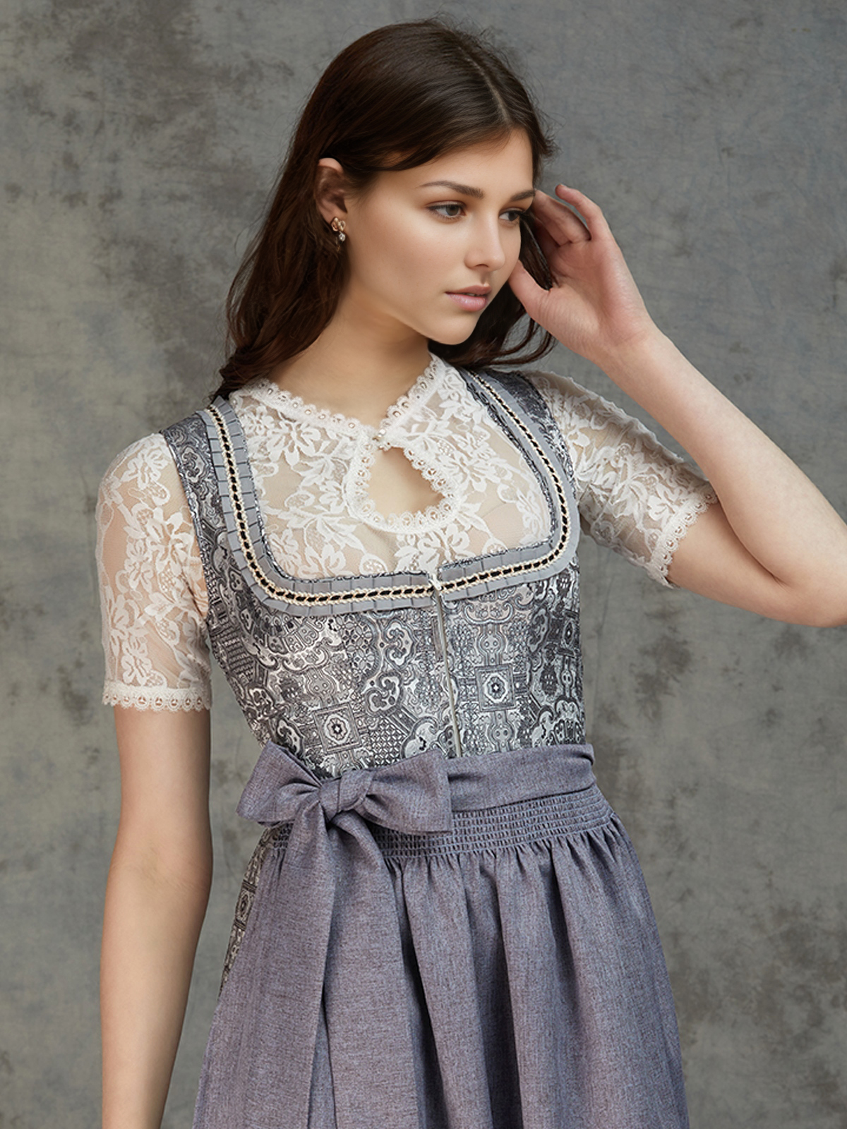 Elegantes graues Dirndl mit floralen Details