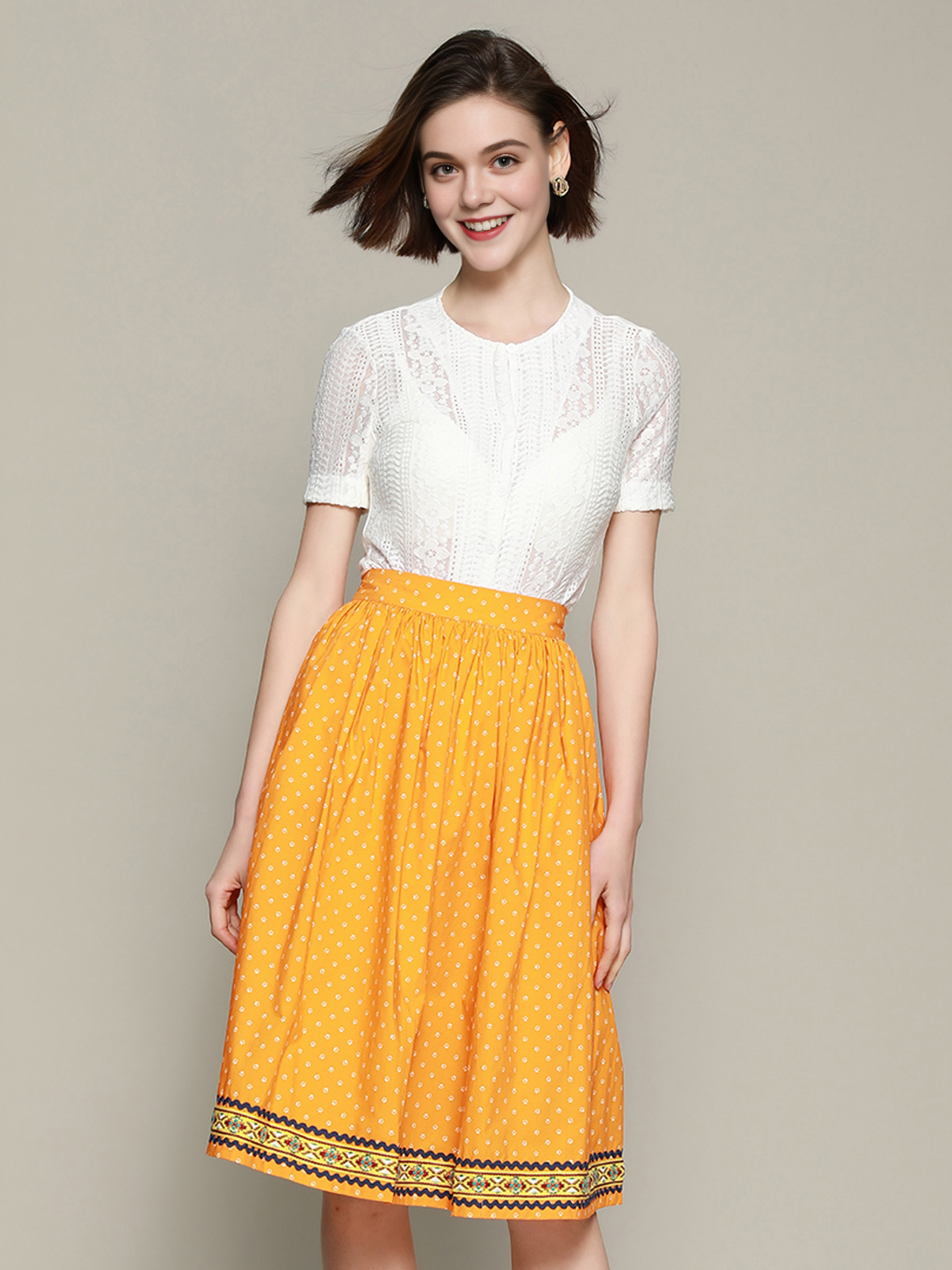 Dunkelrote Dirndl mit traditioneller Bluse