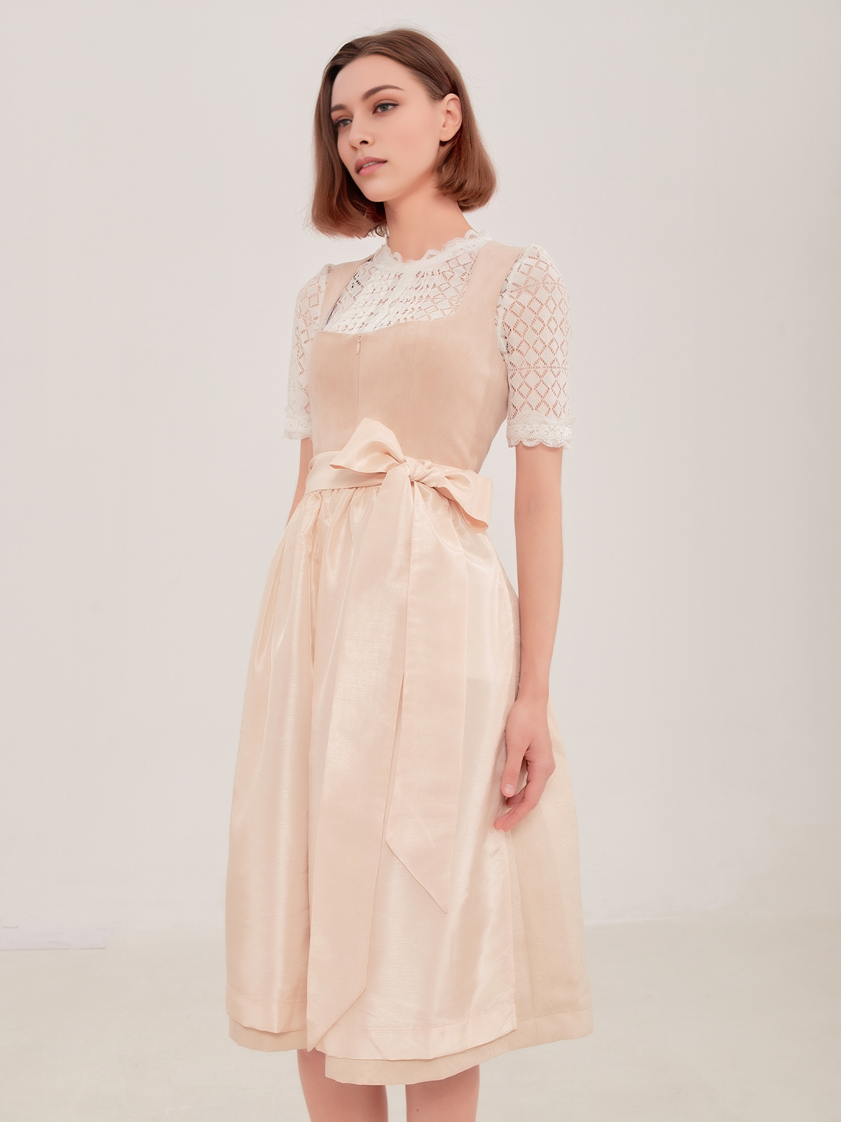 Modernes Beige-Dirndl mit traditionellen Elementen
