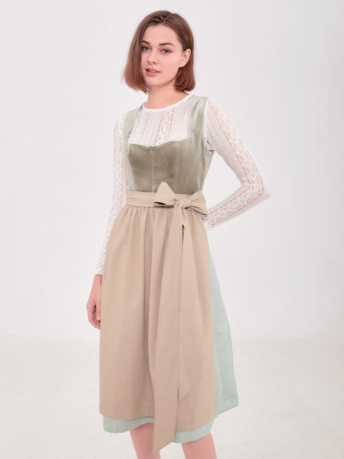 Ein modernes grünes Dirndl mit raffinierten Details