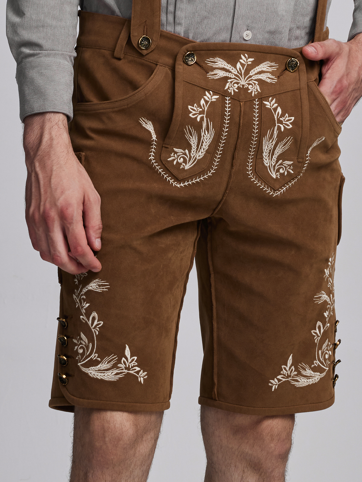Modernes Dirndl mit flachen Schuhen