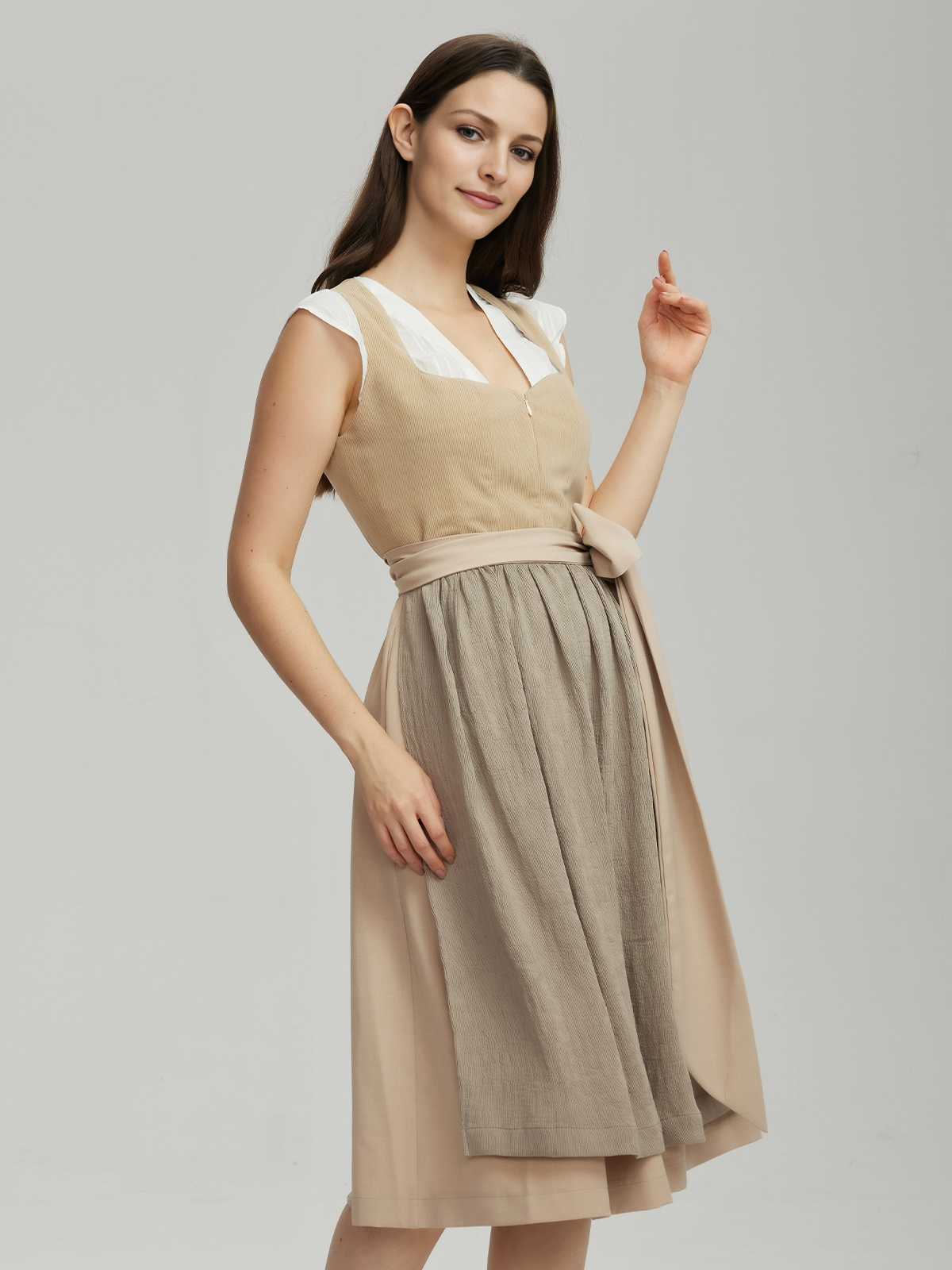 Dirndl in Flieder – Eleganz und Tradition
