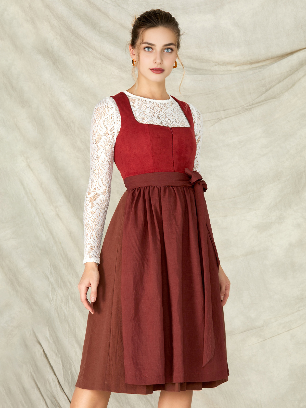 Dirndlbluse mit Spitze und V-Ausschnitt