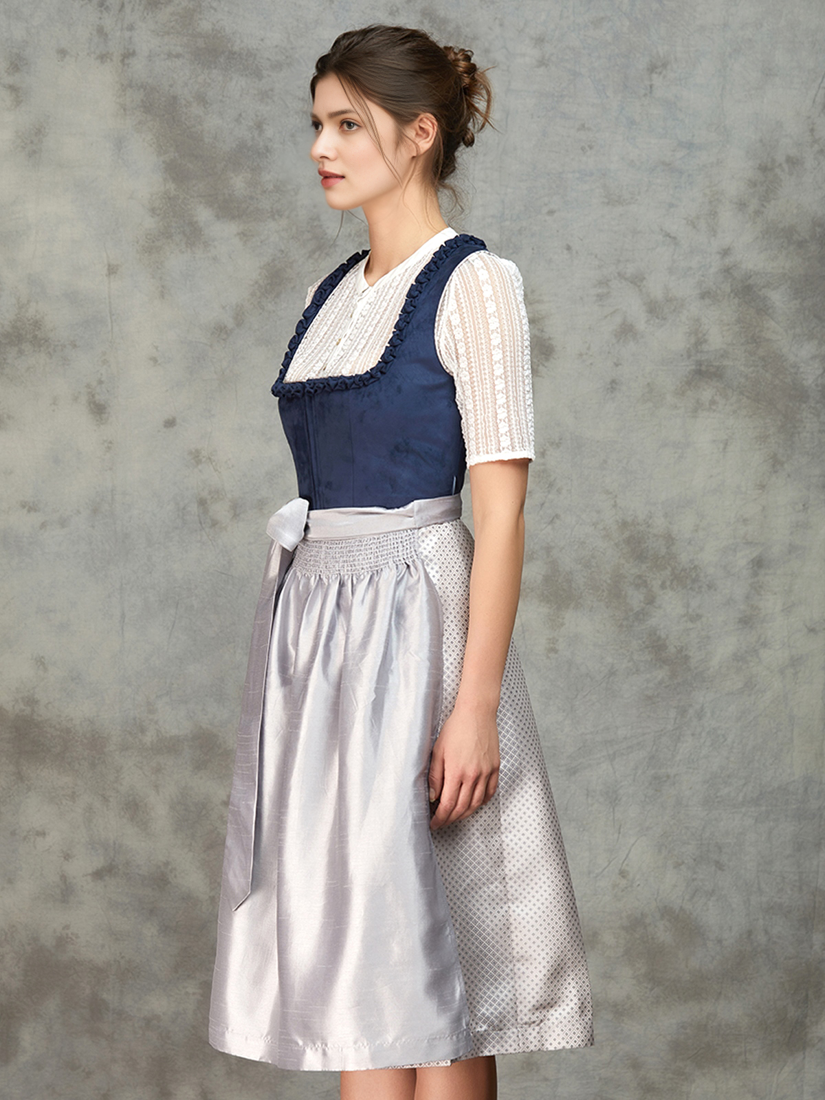 Modernes blaues Dirndl