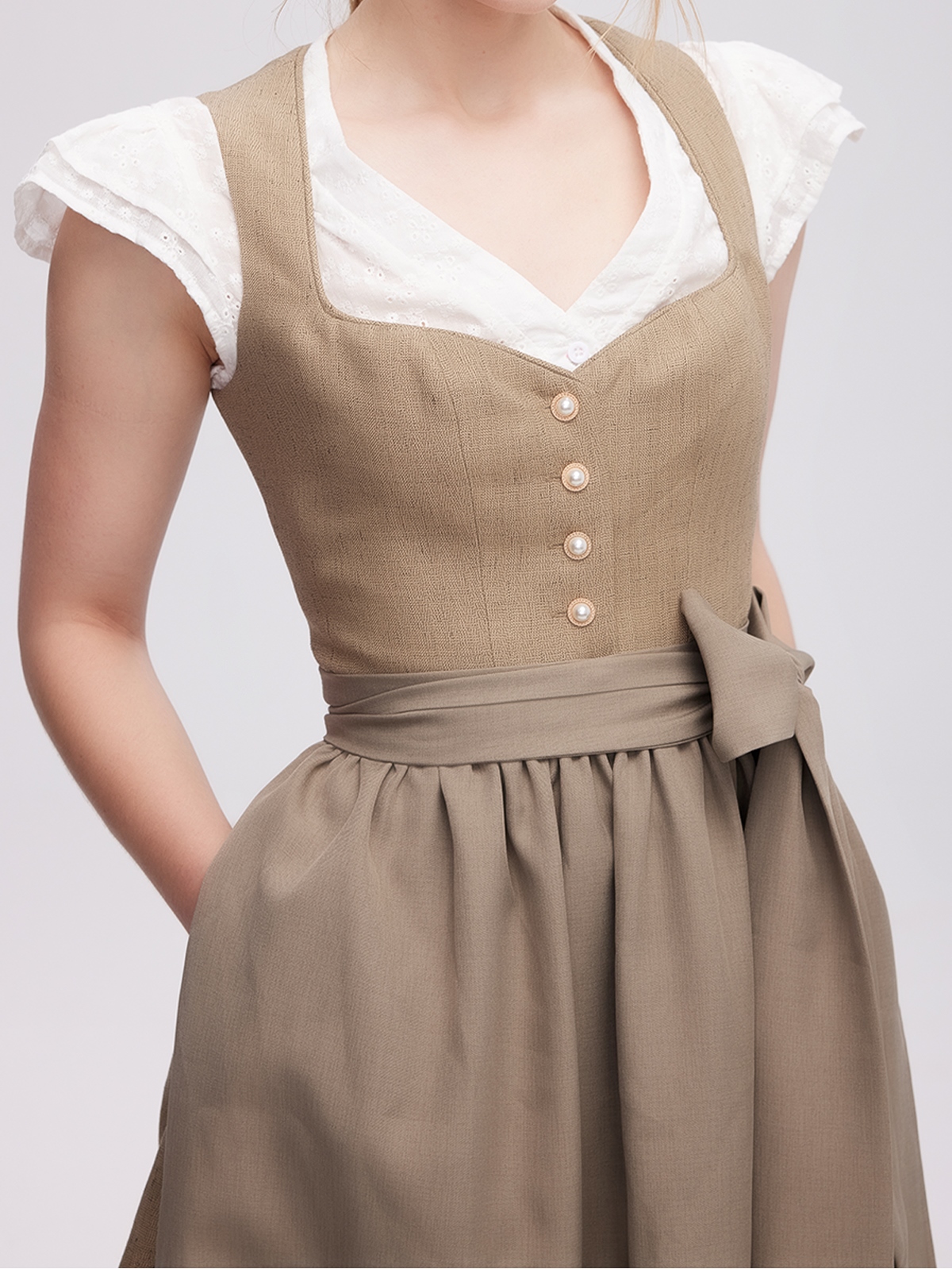 Elegantes grünes Samt-Dirndl mit floralen Details
