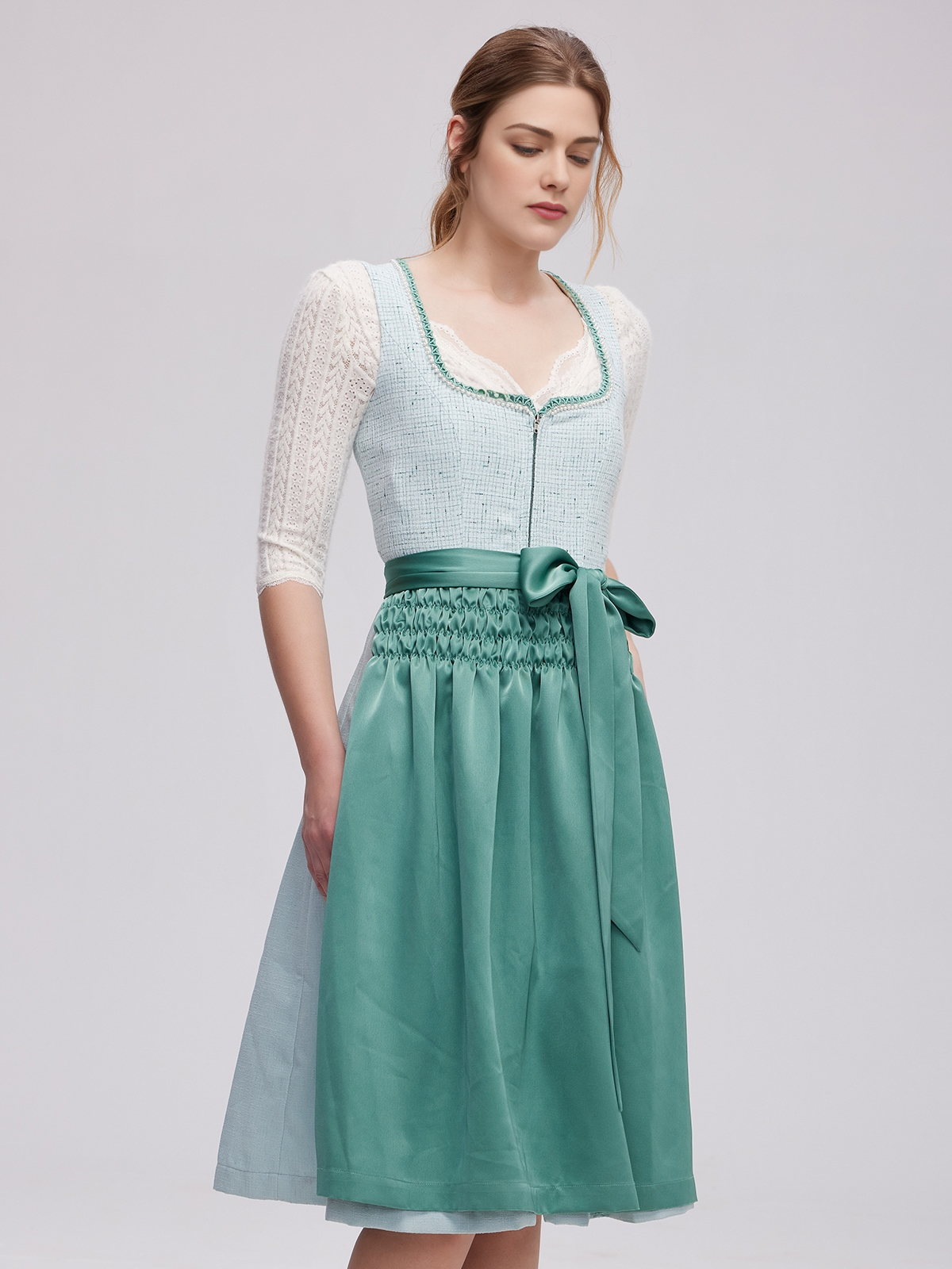 Ein elegantes rotes Samt Dirndl mit modernem Schnitt