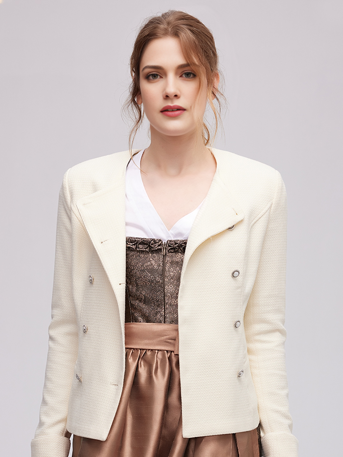 Modernes Dirndl in Weiß mit bestickten Details