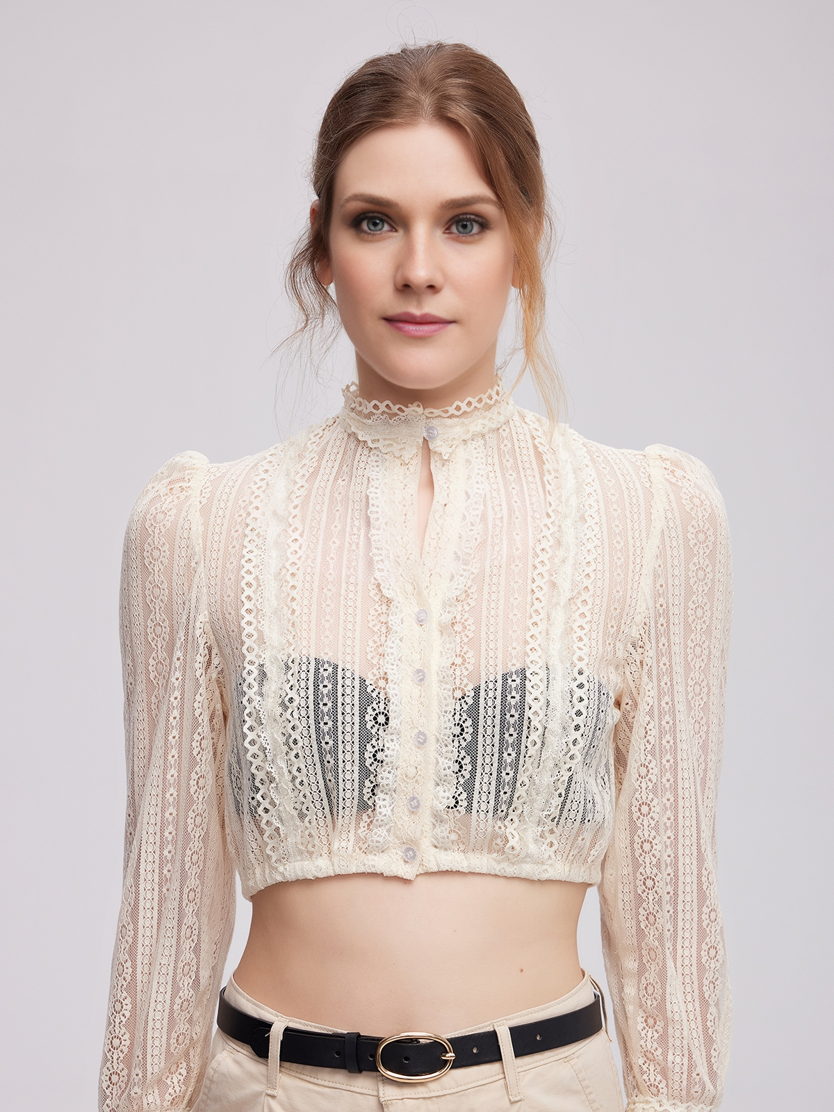 Dirndlbluse mit Lochausschnitt in Beige