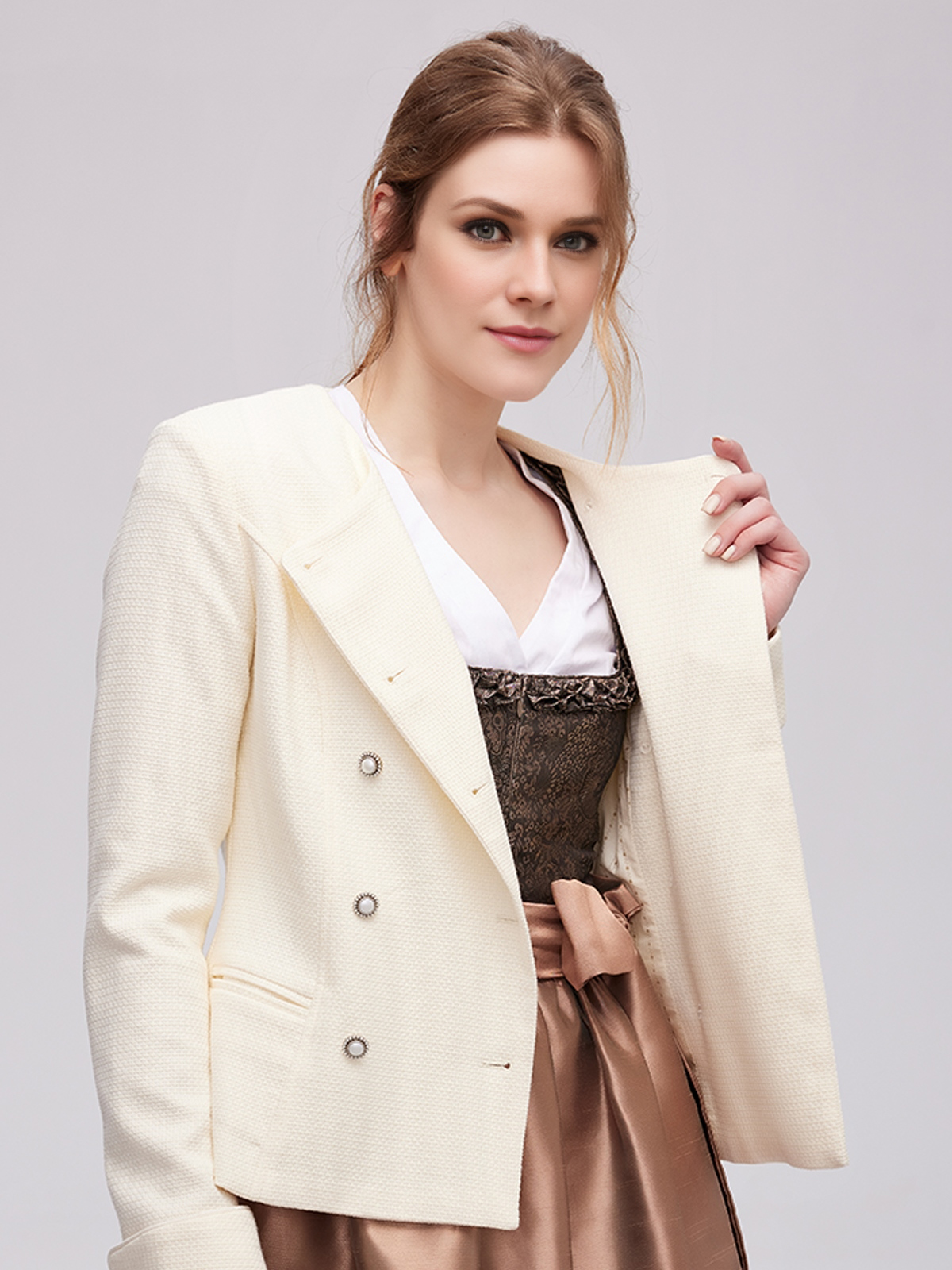 Schwarzes Dirndl mit weißer Bluse