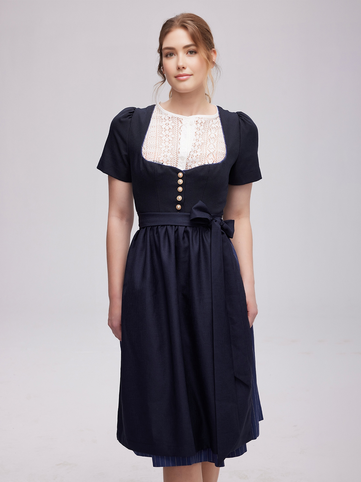 Schönes blaues Dirndl mit traditioneller Schürze