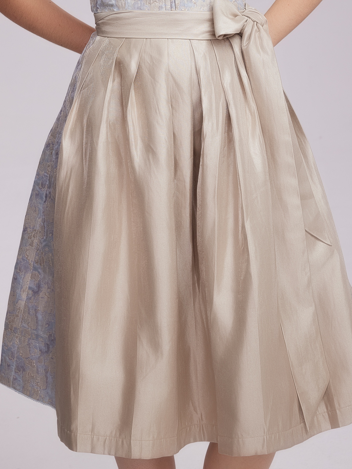 Dirndl in Blau mit traditionellem Schnitt