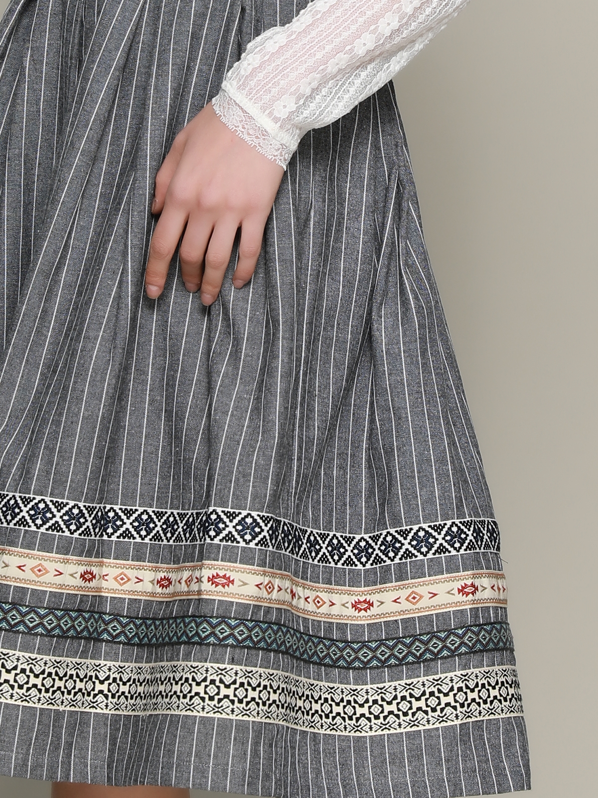 Schwarzes Dirndl Midi mit grauem Akzent