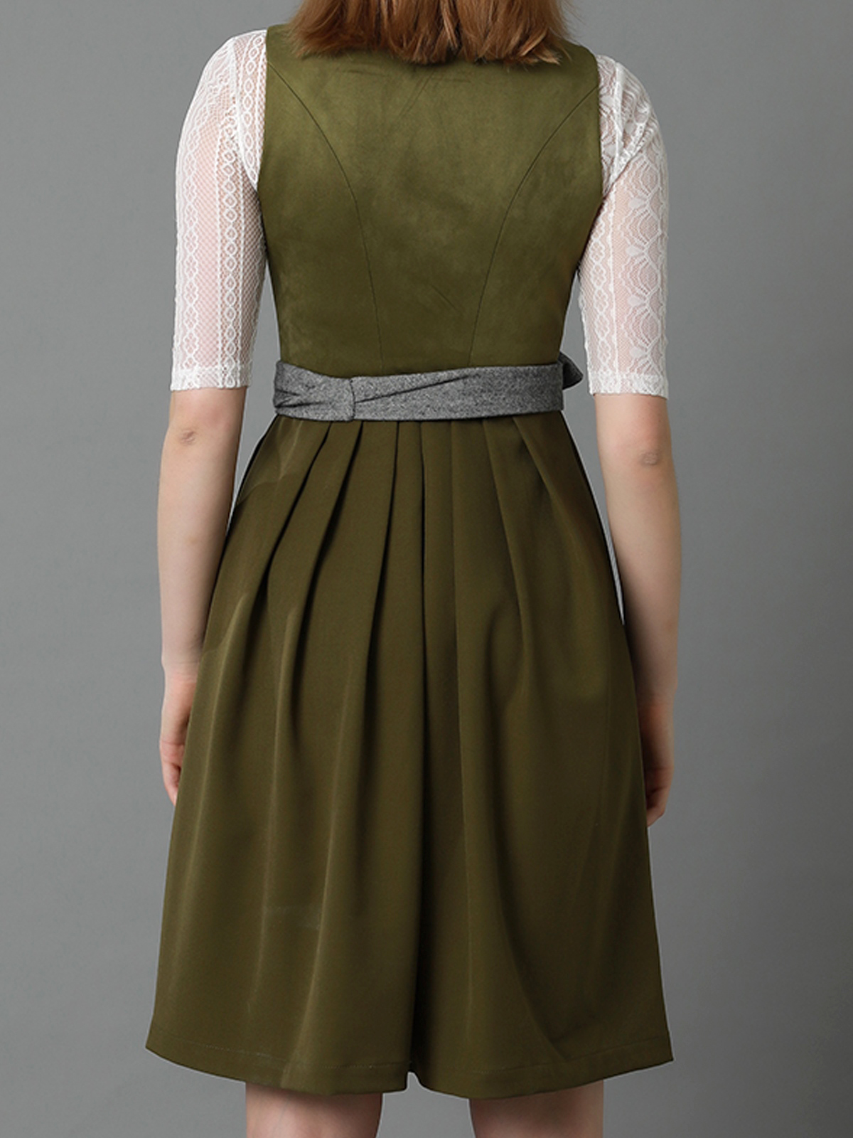 Ein grünes Dirndl mit floralen Details – perfekt für den Sommer