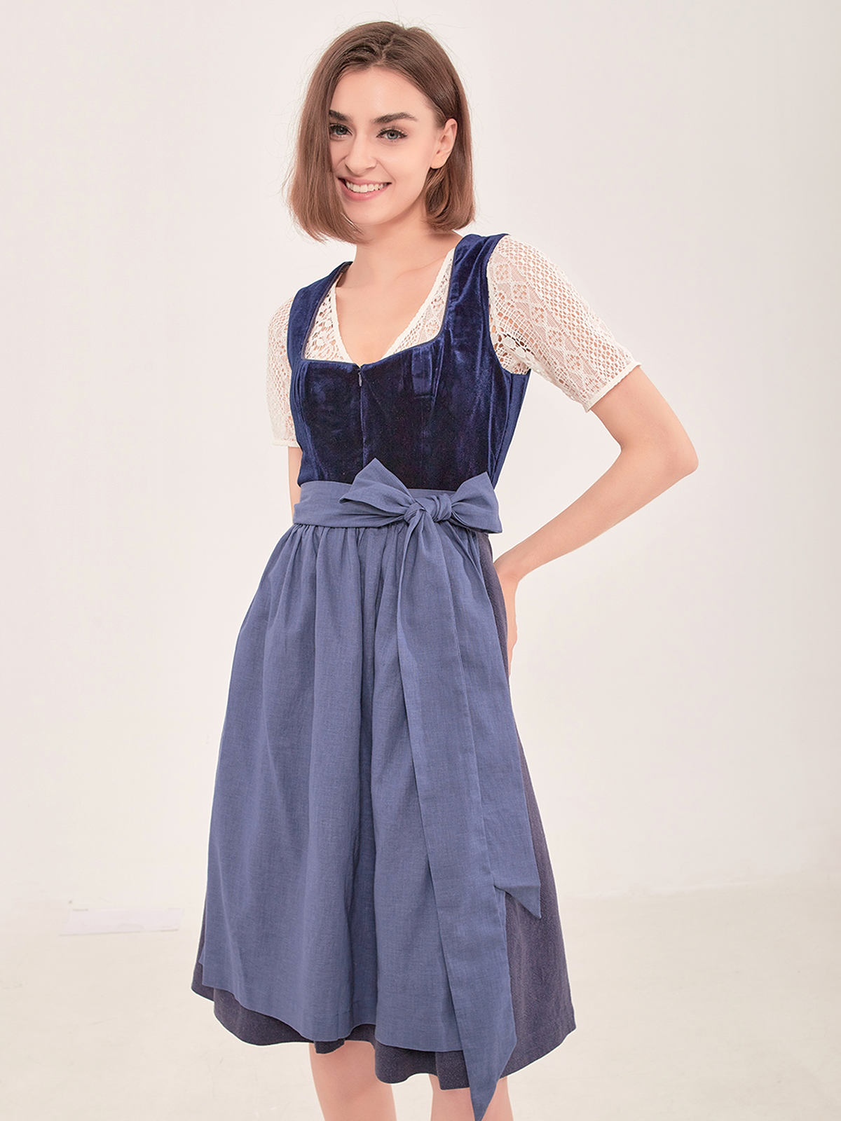 Gelbes Dirndl mit blauer Bluse