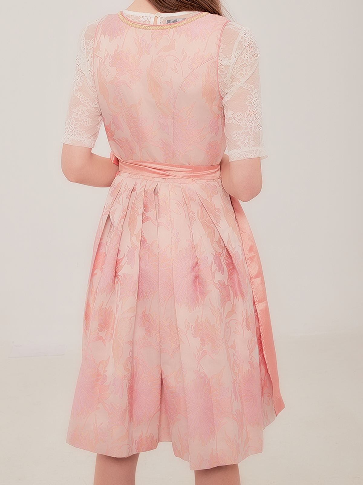 Rot-grünes Dirndl mit floralen Details