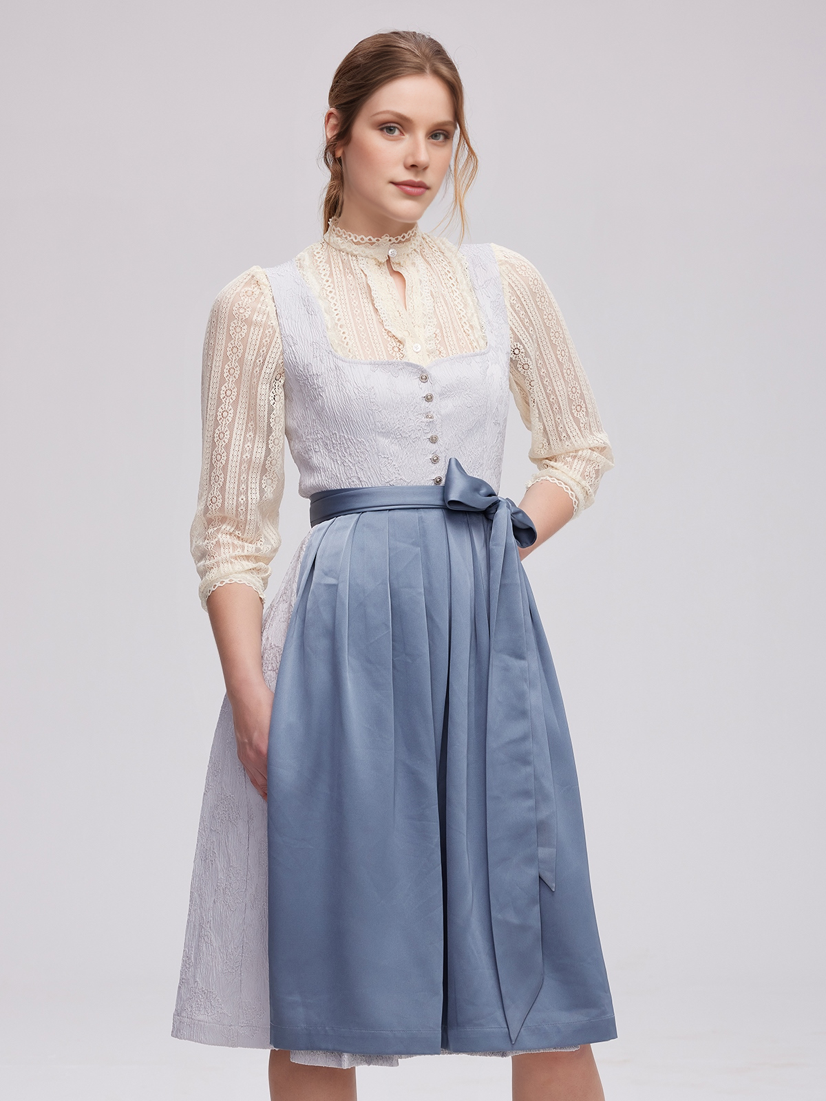 Modernes Dirndl in blau-lila Kombination