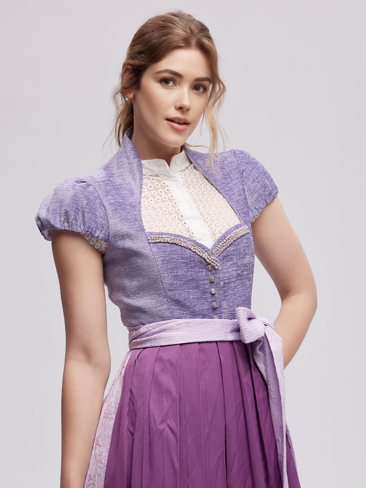 Dirndl Bluse Beige in eleganter Kombination