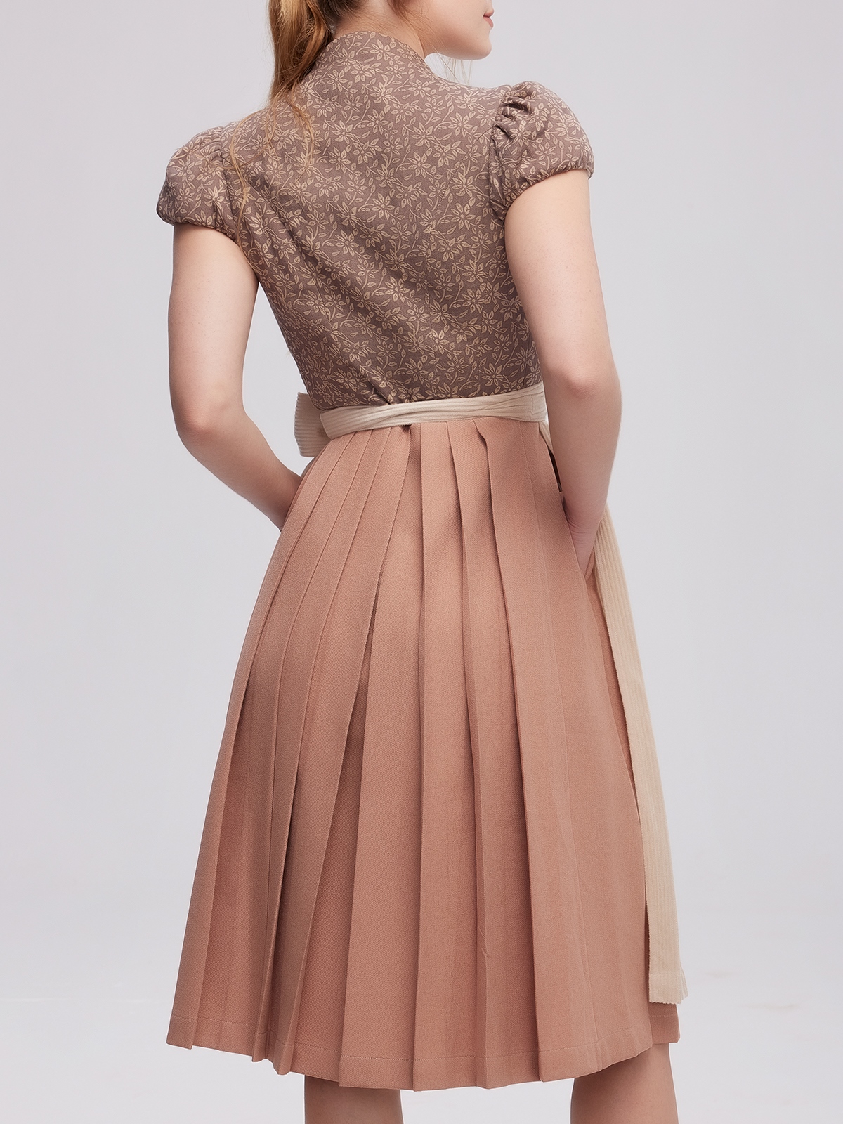 Dirndl in Braun mit floraler Schürze