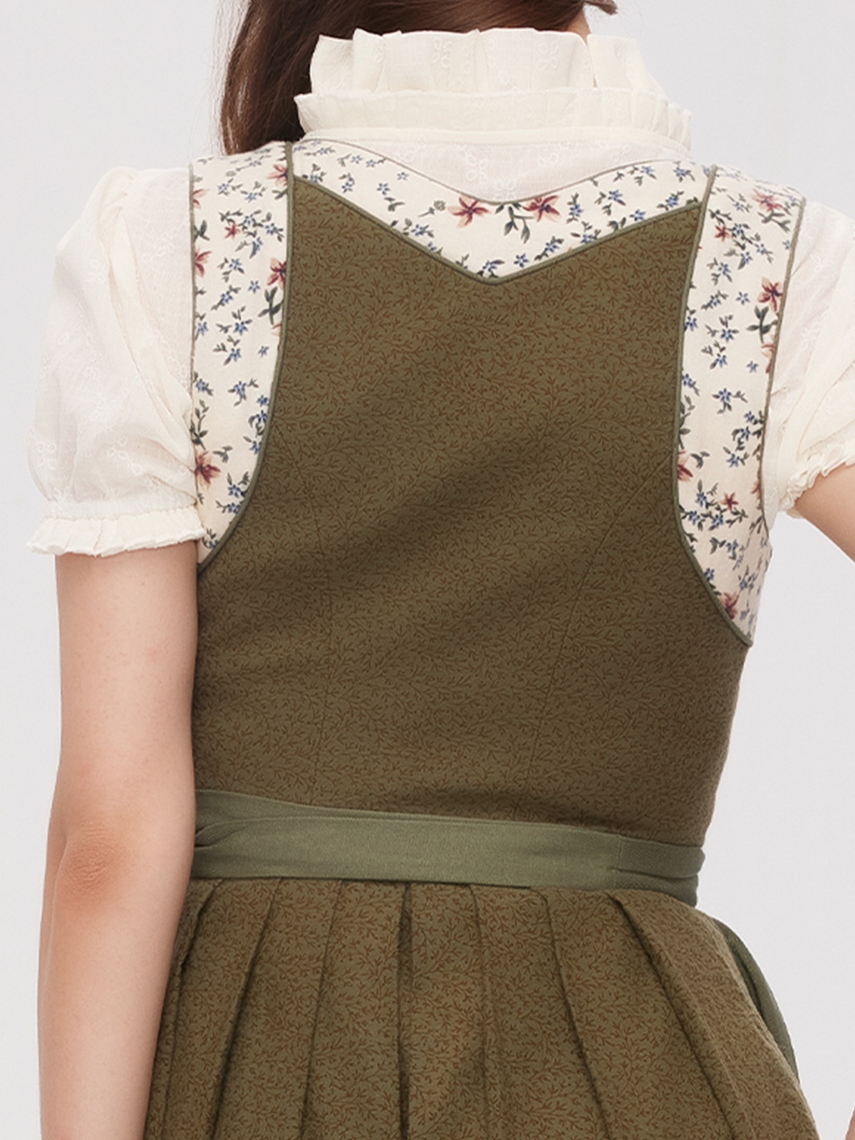 Modernes dunkelblaues Samt-Dirndl mit schlanker Silhouette