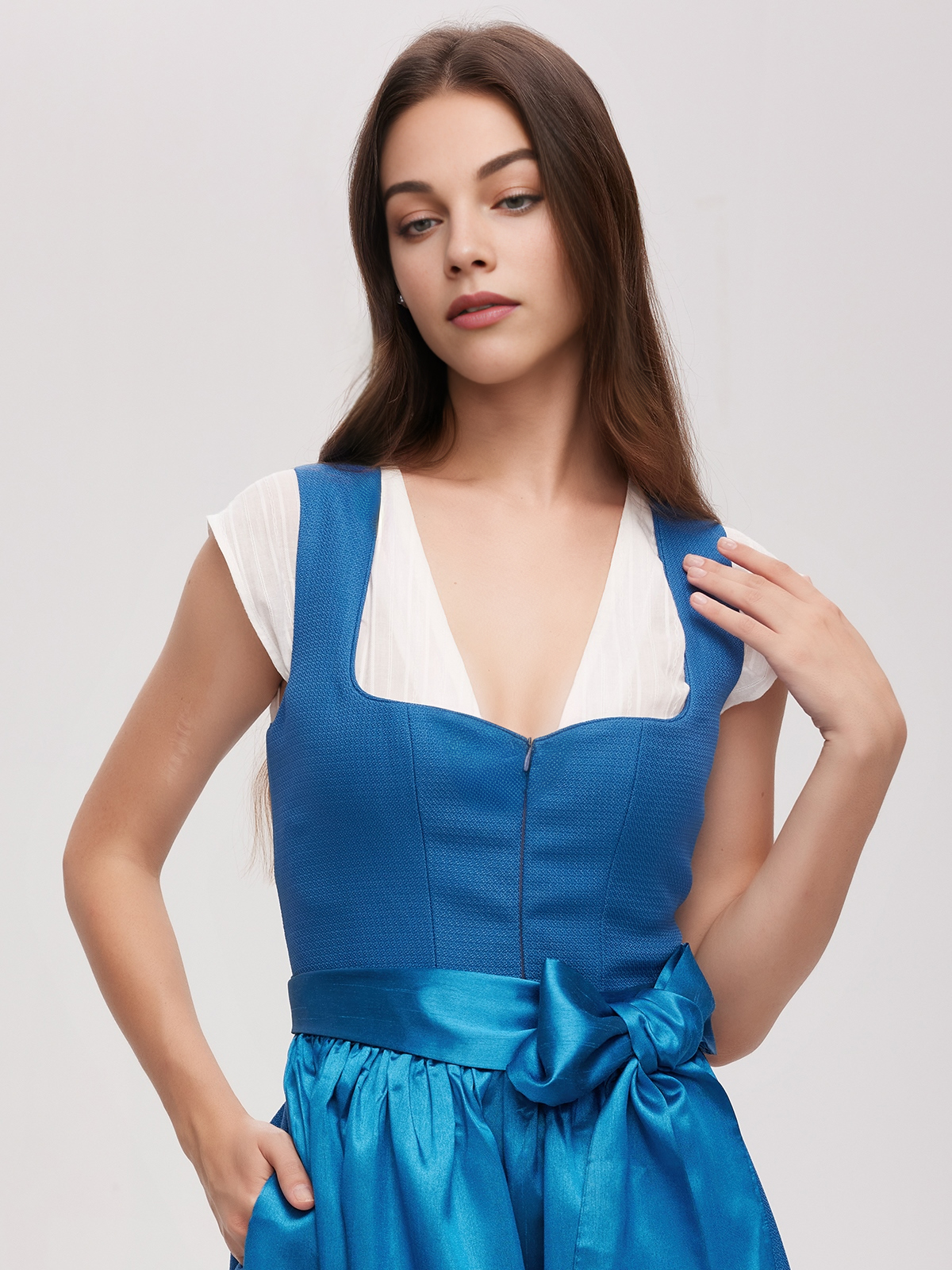 Dirndl Dunkelblau mit eleganter Bluse