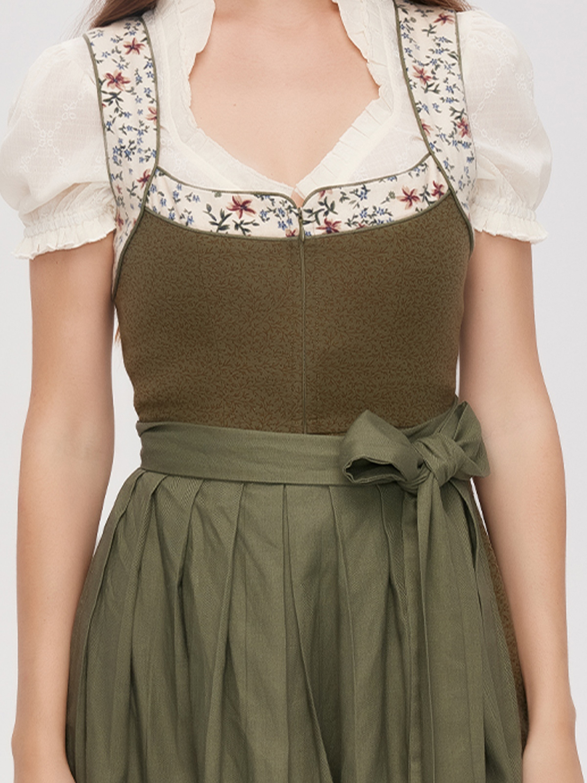 Dirndl mit Herzausschnitt in Grün