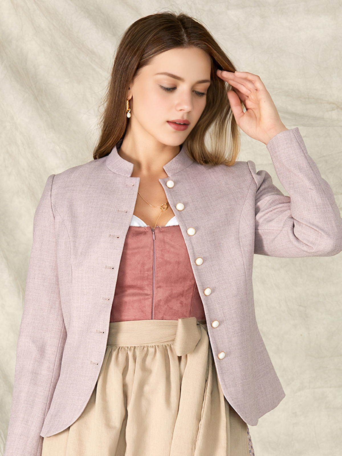 Dirndl mit lila Jacke – ein moderner Kontrast