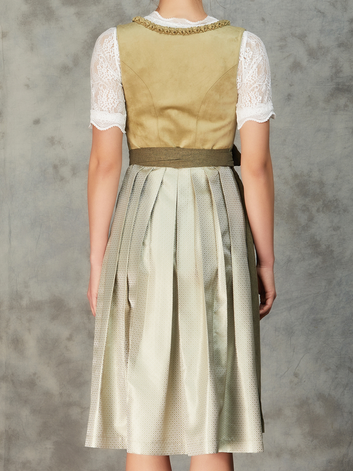Dirndl in Grün mit floralen Details