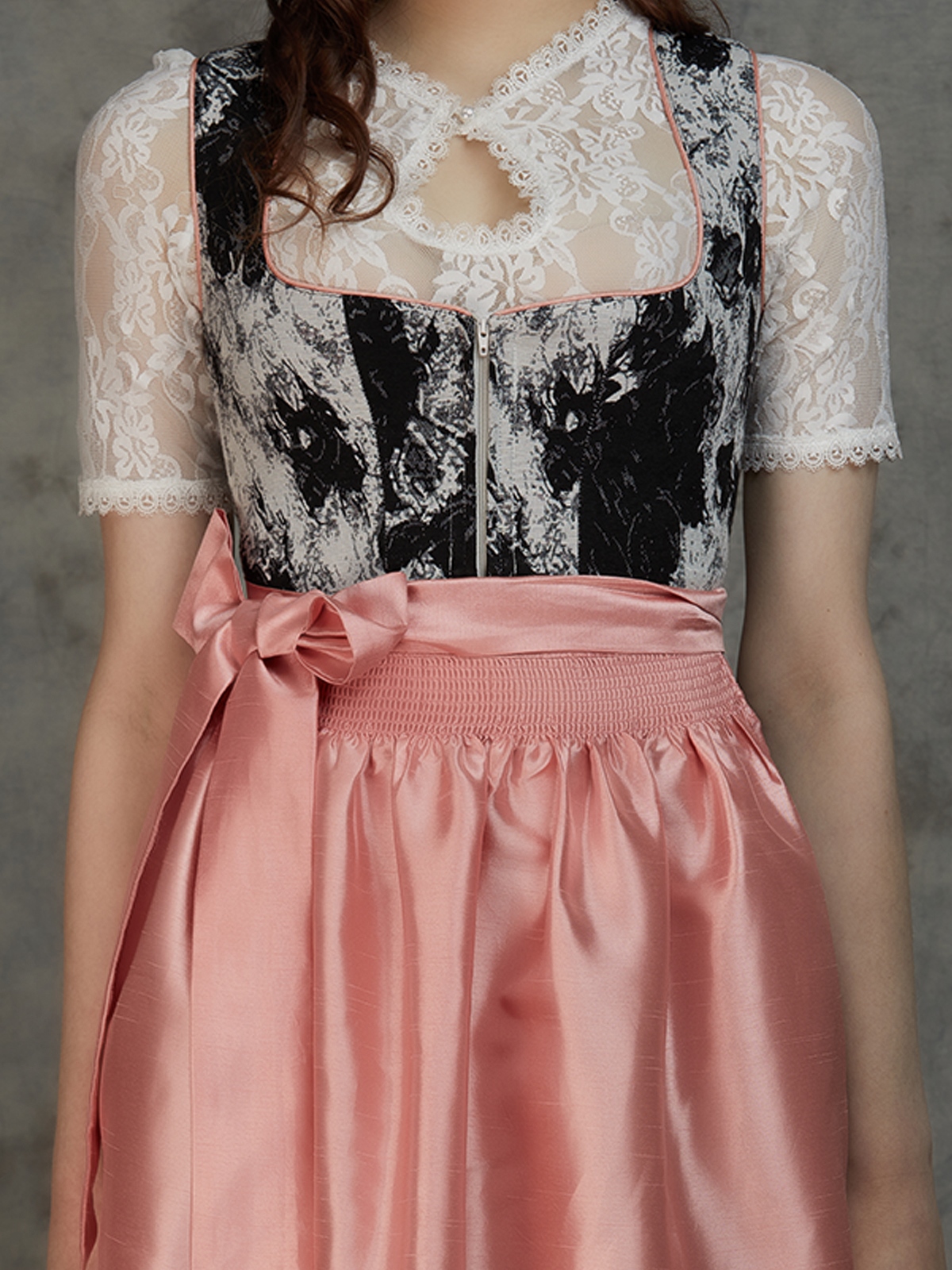 Braunes Dirndl in eleganter Ausführung