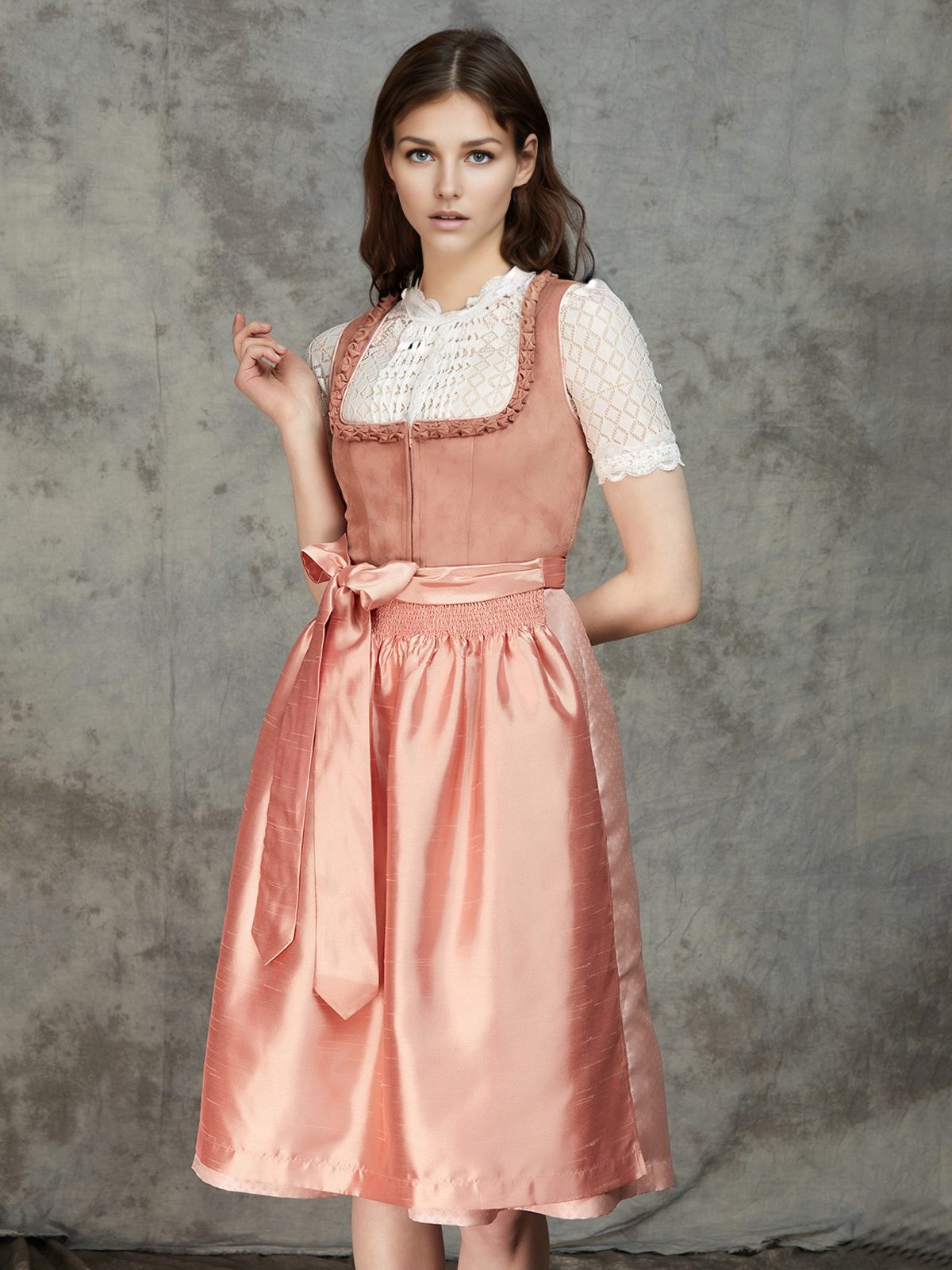 Ein dunkelgrünes Dirndl mit floraler Bluse – perfekt für festliche Anlässe