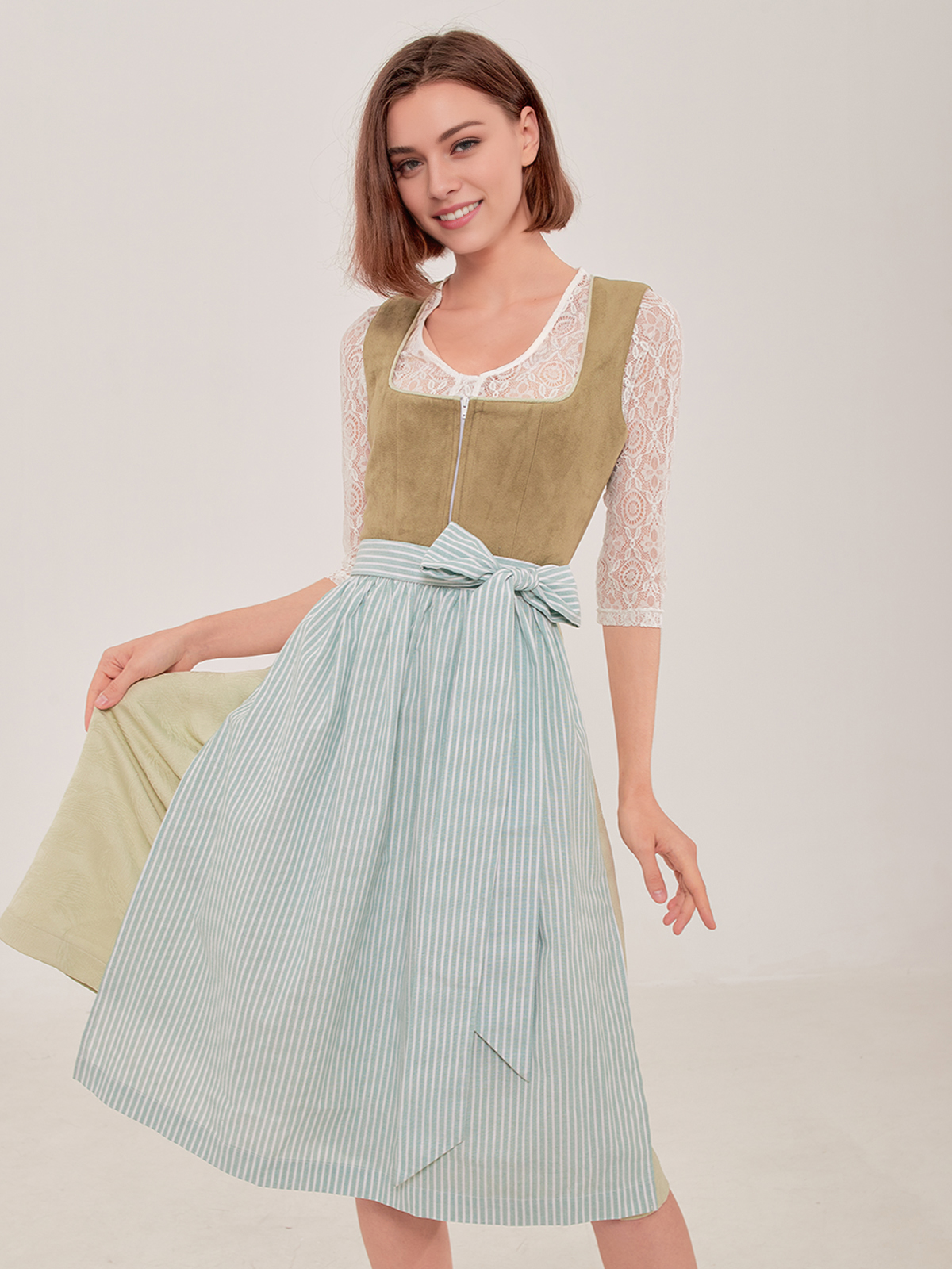 Blaue Dirndl mit grüner Schürze